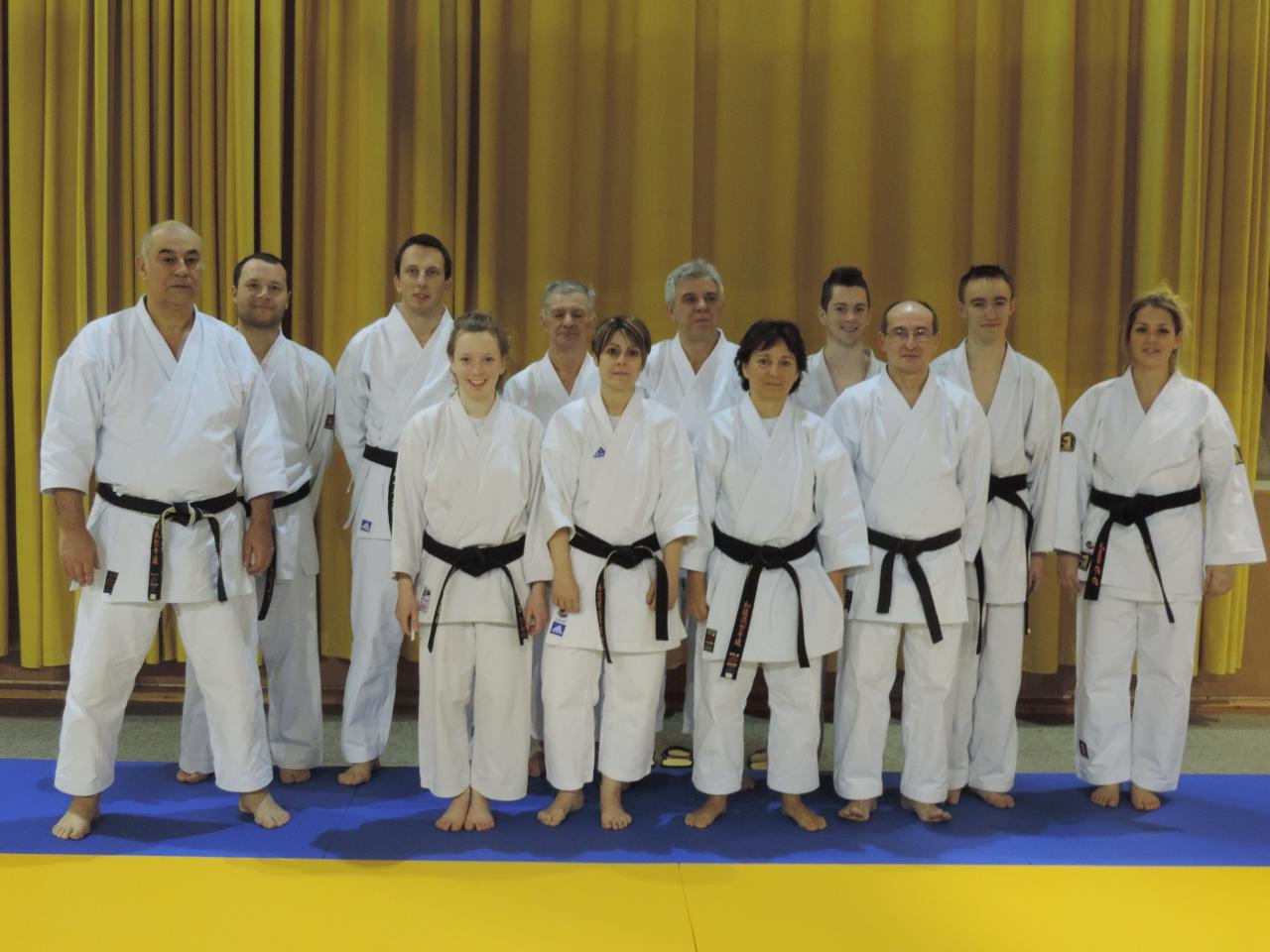 le groupe de ceintures noires pour ceinture noire Laura et Nicolas